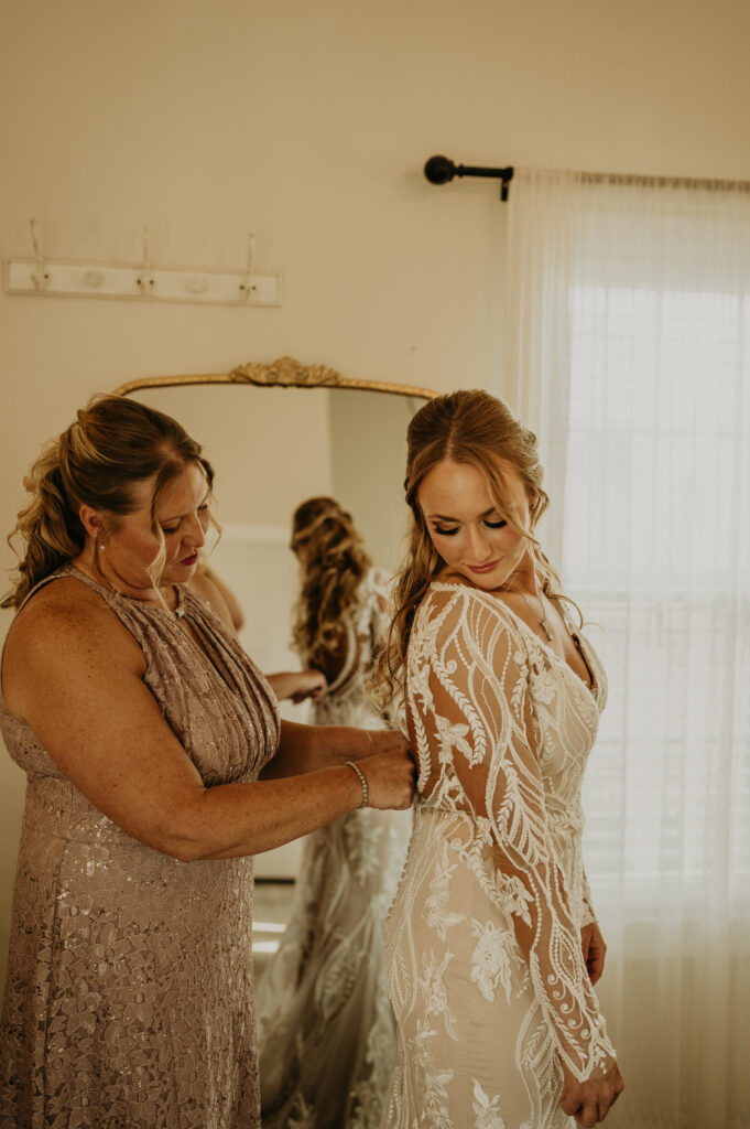 sparrow lane bridal suite getting ready with mom